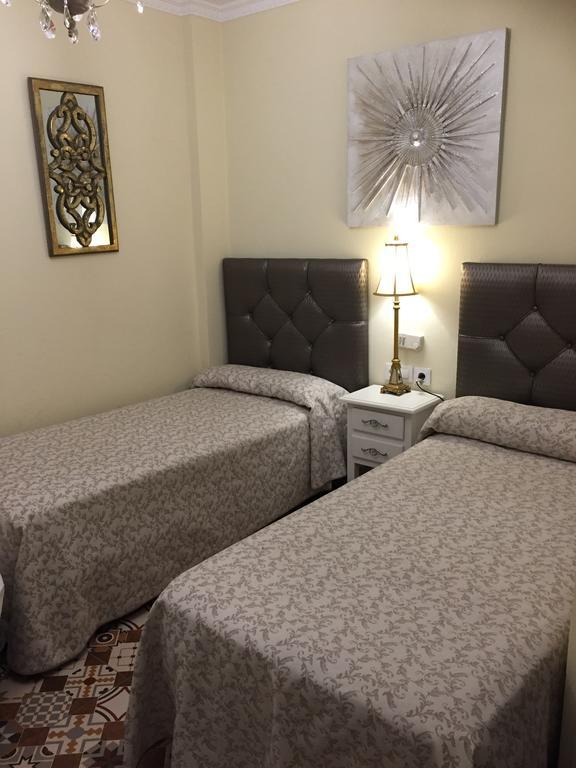Hostal Lojo โกนิล เด ลาฟรอนเตรา ภายนอก รูปภาพ
