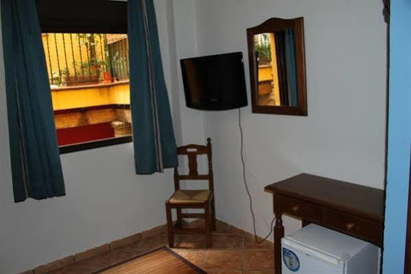 Hostal Lojo โกนิล เด ลาฟรอนเตรา ภายนอก รูปภาพ